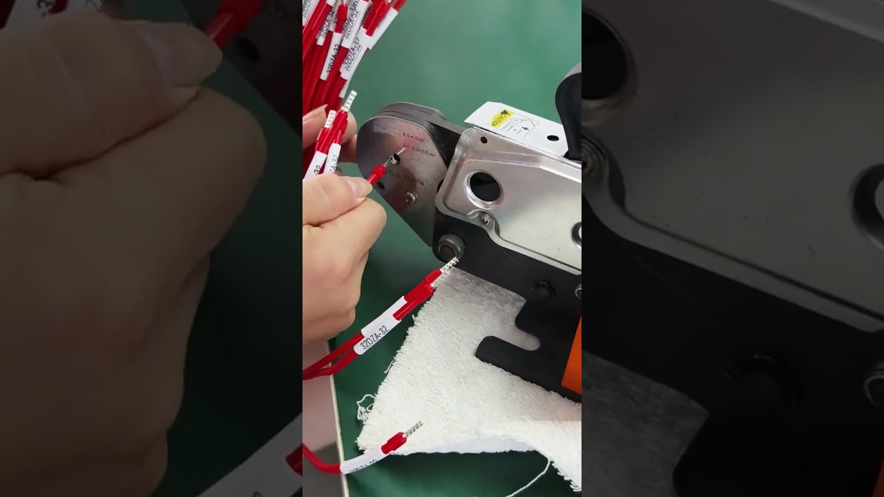 Effektiv krympmaskin AM6-4 för pneumatiska rörterminaler – Industriell automation #fabrik #maskin